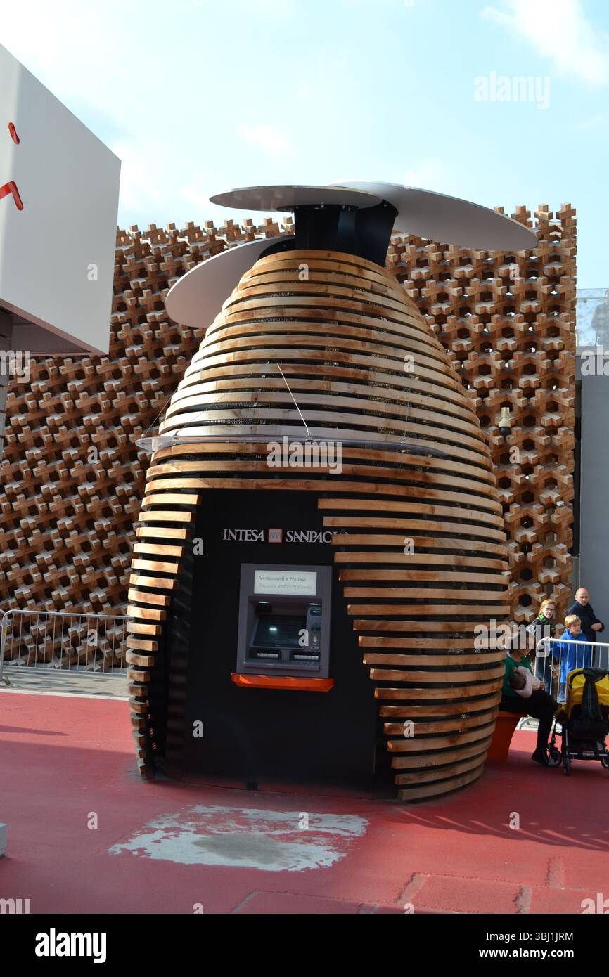 Architecture durable du guichet automatique bancaire Intesa Sanpaolo Expo. Isolation thermique extérieure en bois et métal. Cadre ovale en forme d'oeuf. Drôle de construction. Banque D'Images