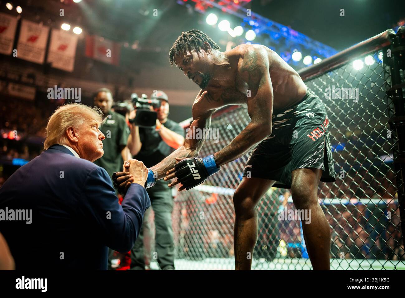 Le président Donald Trump félicite Kevin Holland après sa victoire lors de l'UFC 316 au Prudential Center de Newark, NJ, le 7 juin 2025. Banque D'Images