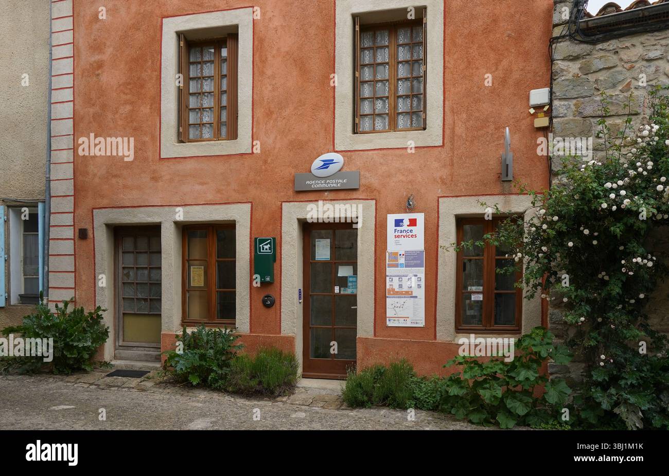 Bureau de poste dans le vieux village français de Villerouge-Termenès Aude département au sud. Corbières, France. Banque D'Images