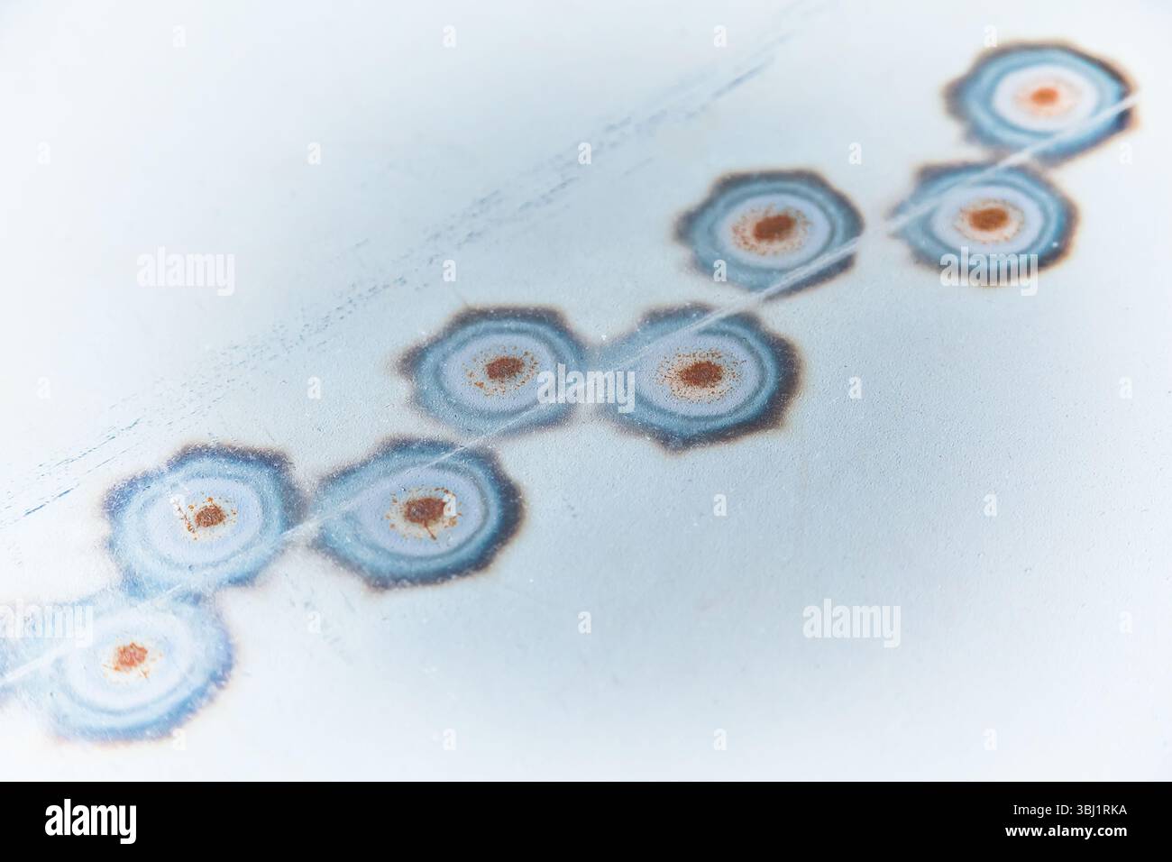 Gros plan des marques de soudure de contact sur une feuille de métal. Banque D'Images