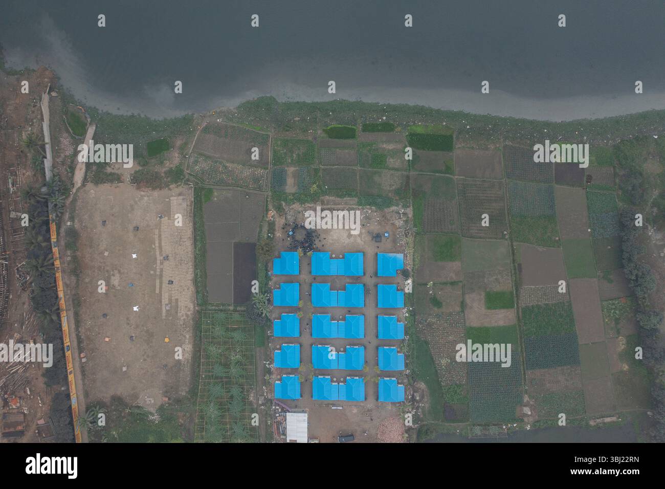 Une vue aérienne des maisons nouvellement construites dans le cadre du projet Ashrayan-2 dans la région de Murapara à Rupganj, sur les rives de la rivière Shitalakkhya. Fait partie d'un gouvernement Banque D'Images