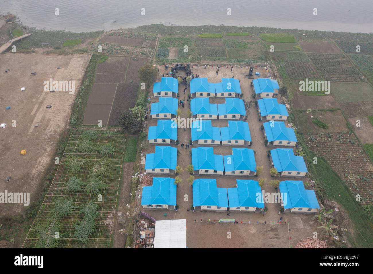 Une vue aérienne des maisons nouvellement construites dans le cadre du projet Ashrayan-2 dans la région de Murapara à Rupganj, sur les rives de la rivière Shitalakkhya. Fait partie d'un gouvernement Banque D'Images