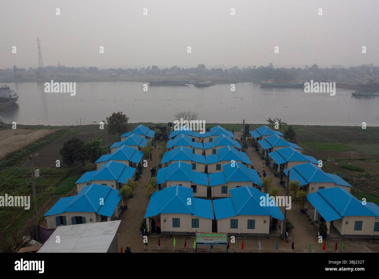 Une vue aérienne des maisons nouvellement construites dans le cadre du projet Ashrayan-2 dans la région de Murapara à Rupganj, sur les rives de la rivière Shitalakkhya. Fait partie d'un gouvernement Banque D'Images