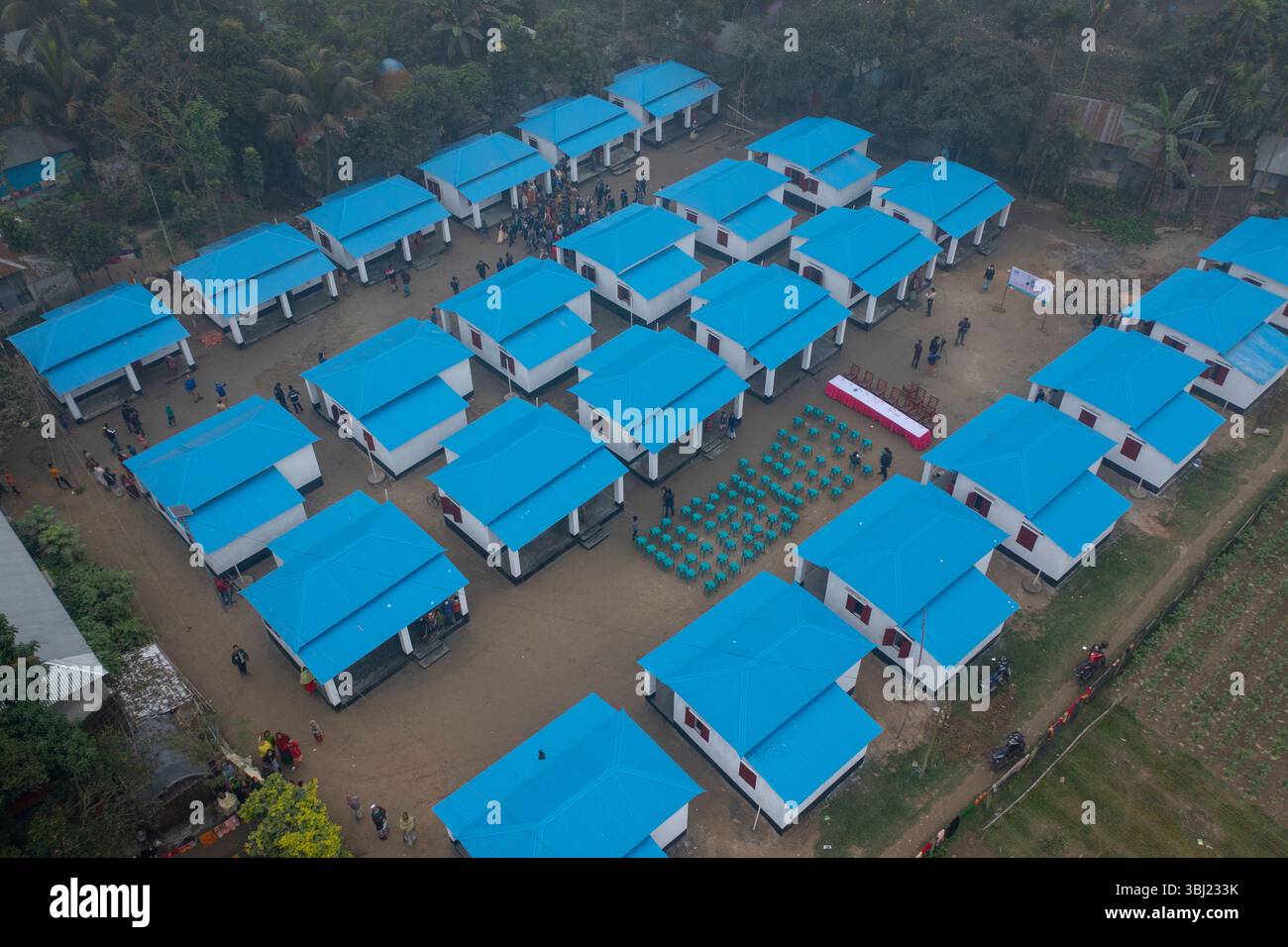 Une vue aérienne des maisons nouvellement construites dans le cadre du projet Ashrayan-2 dans la région de Murapara à Rupganj, sur les rives de la rivière Shitalakkhya. Fait partie d'un gouvernement Banque D'Images