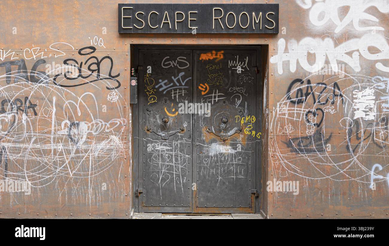 Porte d'entrée d'une salle d'évasion, recouverte de graffitis et de tags, Duisbourg, Rhénanie du Nord-Westphalie, Allemagne, Europe Banque D'Images