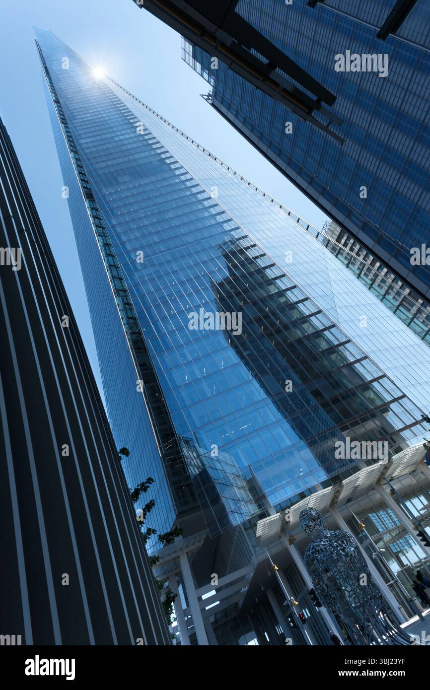 Londres, Angleterre - regardant vers le haut de The Shard, un gratte-ciel de soixante-douze étages à Southwark, Londres.. Conçu par l'architecte italien Renzo Piano, The Shard Banque D'Images
