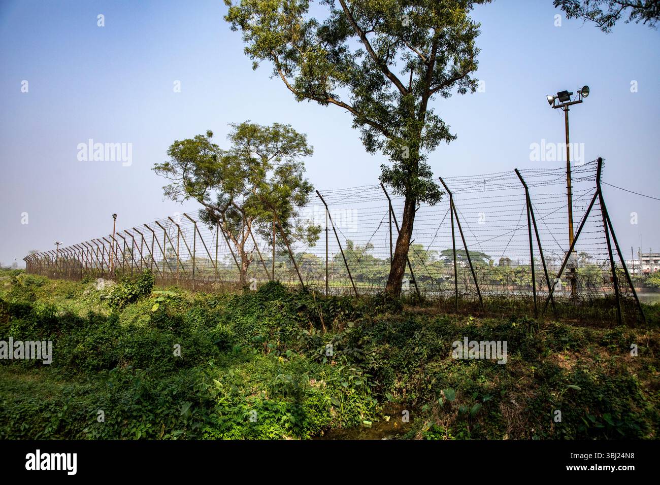 Une clôture frontalière à la frontière entre le Bangladesh et l'Inde à Brahmanbaria, au Bangladesh. Banque D'Images