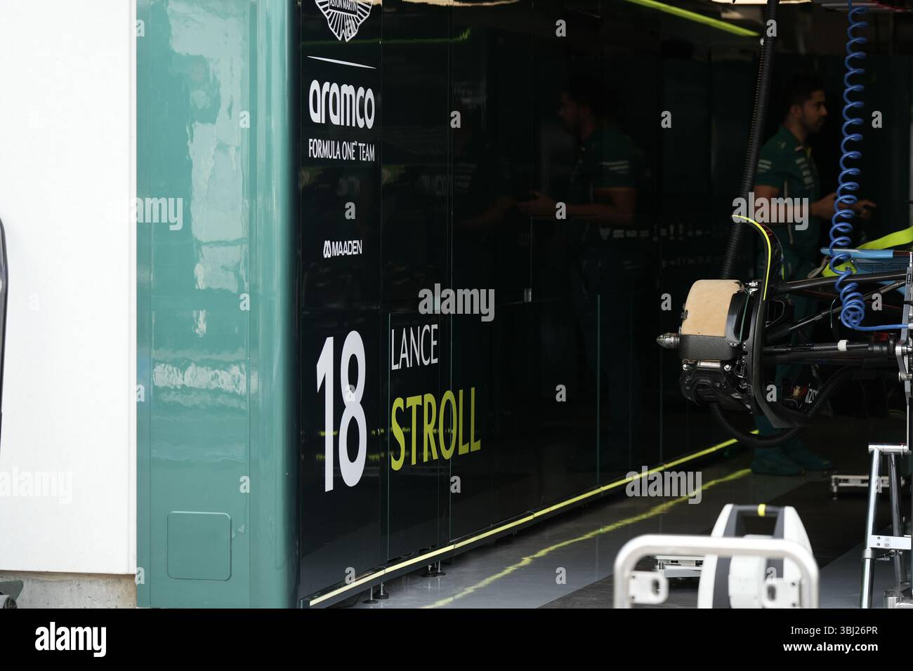 Montréal, Québec, Canada – le 12 juin 2025 : une vue rapprochée du garage de l’équipe de formule 1 Aston Martin Aramco montre le nom et le numéro (#18) du pilote canadien lance Stroll mis en évidence, ainsi qu’une partie de sa voiture en préparation avant le Grand Prix canadien de formule 1 au circuit Gilles-Villeneuve. Banque D'Images