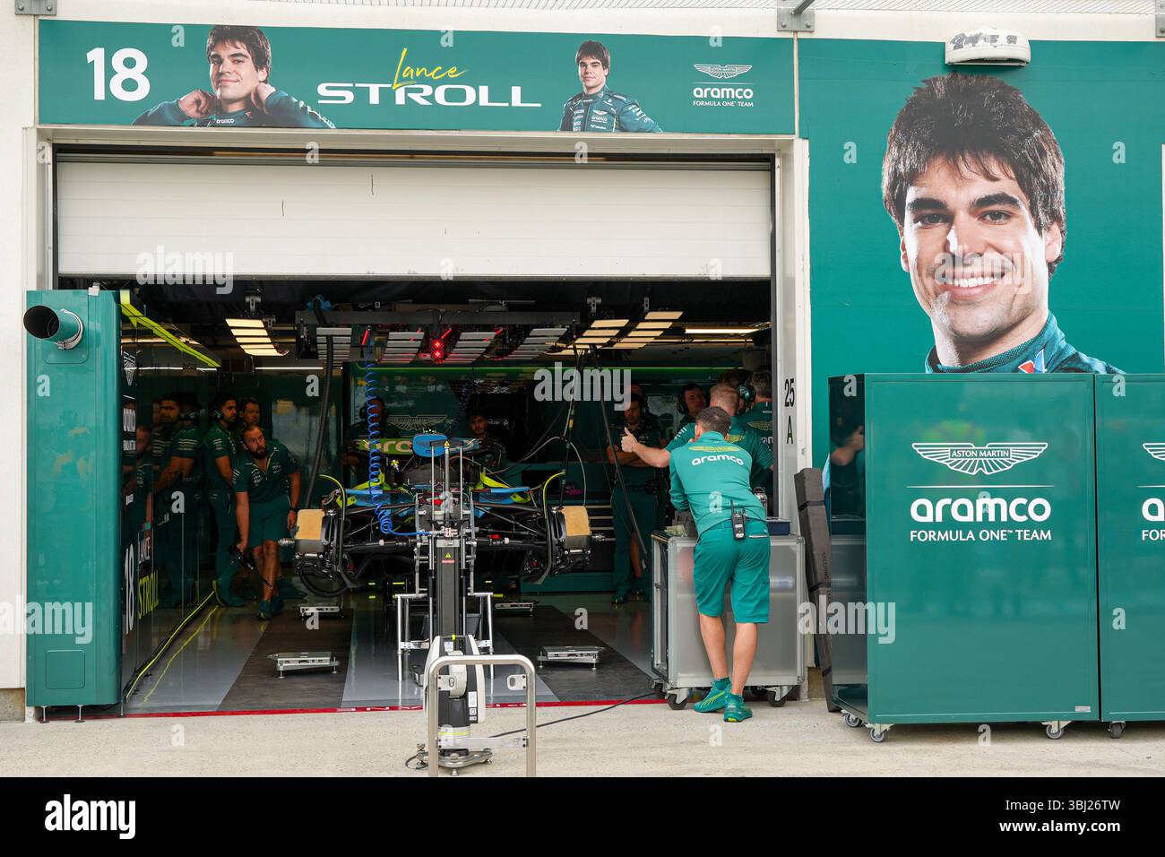 Montréal, Québec, Canada – 12 juin 2025 : les équipiers de l’écurie de formule 1 Aston Martin Aramco préparent la voiture du pilote canadien lance Stroll (#18) à l’intérieur du garage de l’écurie du circuit Gilles-Villeneuve. Banque D'Images