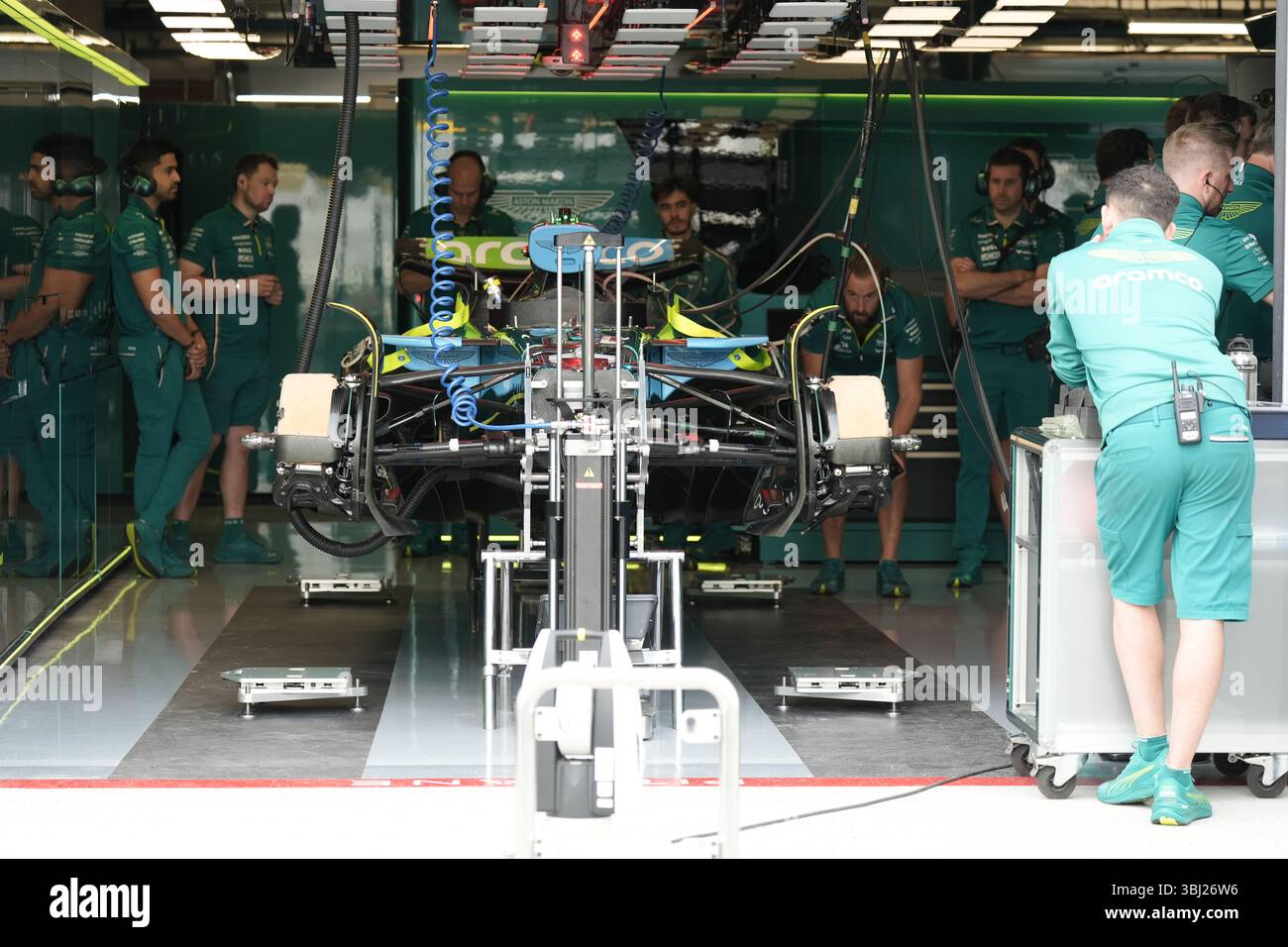 Montréal, Québec, Canada – 12 juin 2025 : les mécaniciens de l’équipe de formule 1 Aston Martin Aramco travaillent à l’assemblage de la voiture du pilote canadien lance String à l’intérieur du garage du circuit Gilles-Villeneuve avant le Grand Prix canadien de formule 1. Banque D'Images