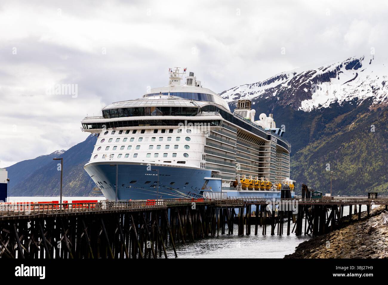 Le navire de croisière Anthem of the Seas de Royal Caribbean est dans la classe Quantum de la flotte des compagnies. Les montagnes de l'Alaska peuvent être vues en arrière-plan. Banque D'Images