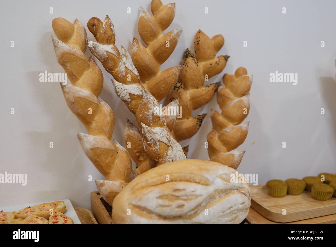 Pains sur l'étagère dans le marché ou la boulangerie. Photo de haute qualité Banque D'Images