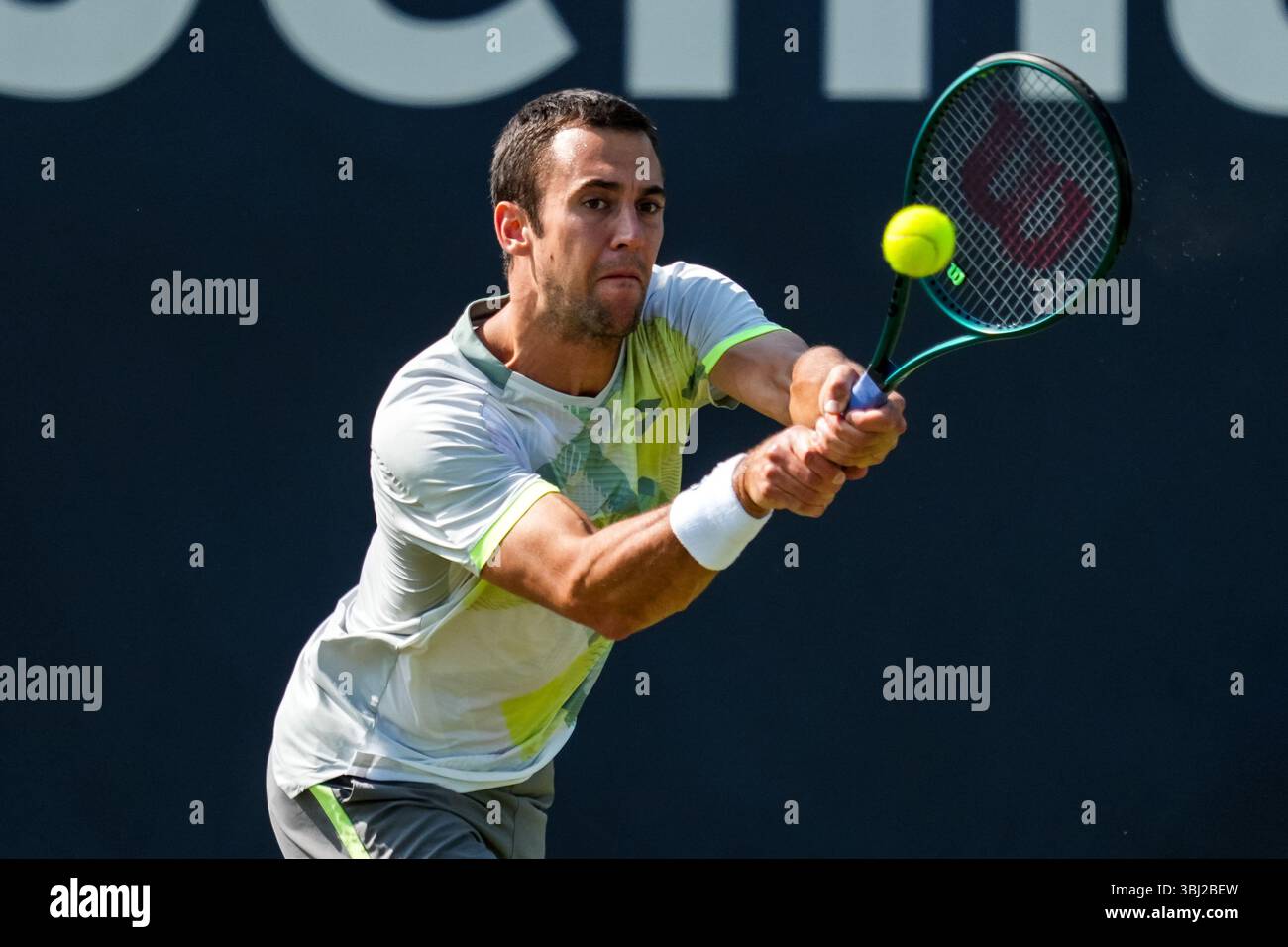 'S-HERTOGENBOSCH, PAYS-BAS - 11 JUIN : Laslo Djere de Serbie joue un revers dans son match de premier tour en simple masculin contre Mark Lajal d'Estonie le jour 3 des Championnats Libema Open Grass court à l'Autotron le 11 juin 2025 à 's-Hertogenbosch, pays-Bas. (Photo de René Nijhuis) Banque D'Images
