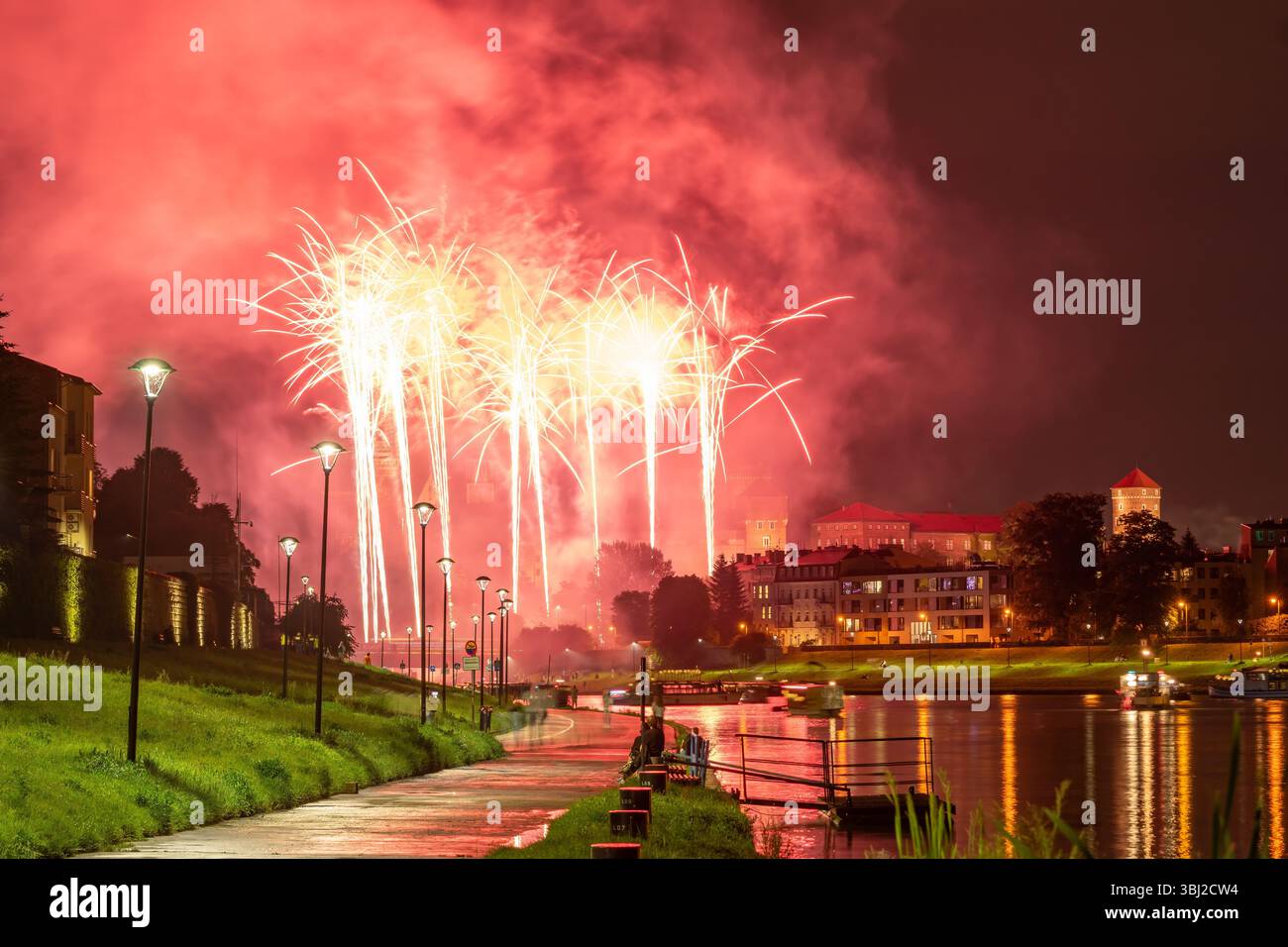 Feu d'artifice à côté du château royal de Wawel lors de la Great Dragon Parade 2025. Cracovie, Pologne Banque D'Images