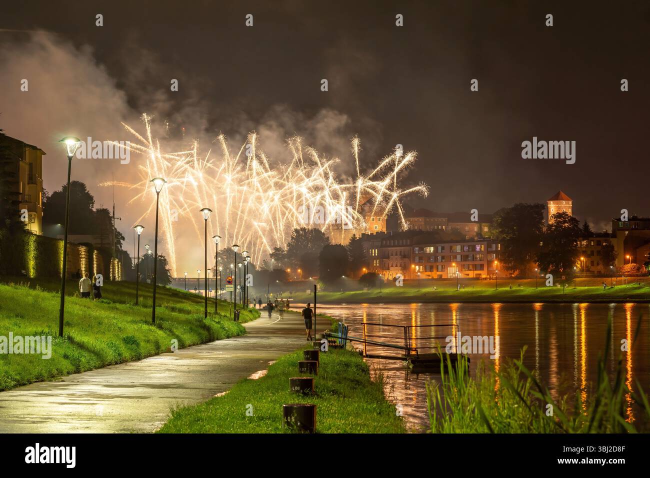 Feu d'artifice à côté du château royal de Wawel lors de la Great Dragon Parade 2025. Cracovie, Pologne Banque D'Images