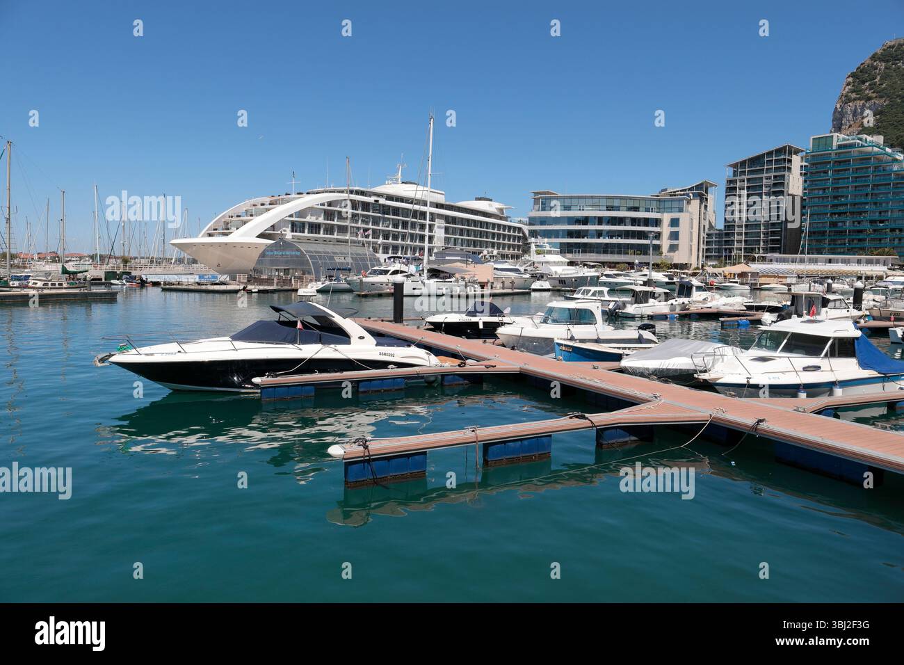 Vue sur Ocean Village Marina à Gibraltar avec de petits yachts à moteur au premier plan amarré à une jetée, l'hôtel Sunborn et des appartements au-delà Banque D'Images