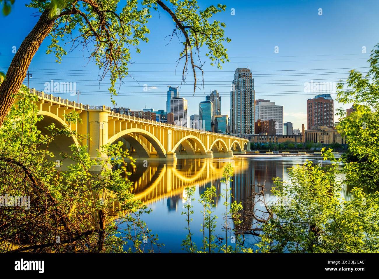 Minneapolis, Minnesota, États-Unis par une belle journée d'été avec une vue sur la ligne d'horizon du centre-ville sur le fleuve Mississippi. Banque D'Images