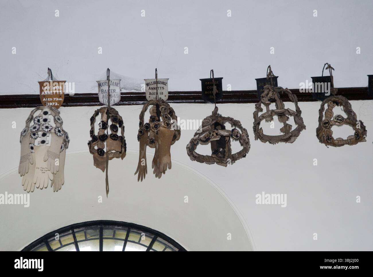 Vierges couronne Maidens guirlandes ou Chaplets accrochés dans l'église paroissiale de St Mary the Virgin, Abbotts Ann, Andover, Hampshire Angleterre des années 2011 2010 Royaume-Uni HOMER SYKES Banque D'Images