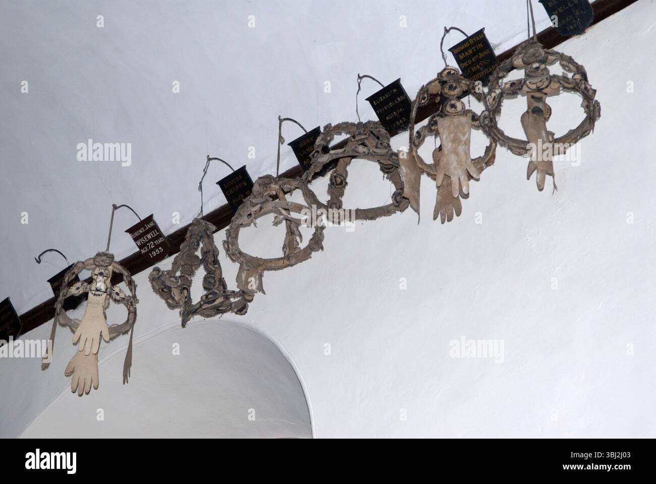 Guirlandes de demoiselles et ou chapelets suspendus dans l'église de St Mary the Virgin, Abbotts Ann, Andover, Hampshire Angleterre des années 2011 2010 Royaume-Uni HOMER SYKES Banque D'Images