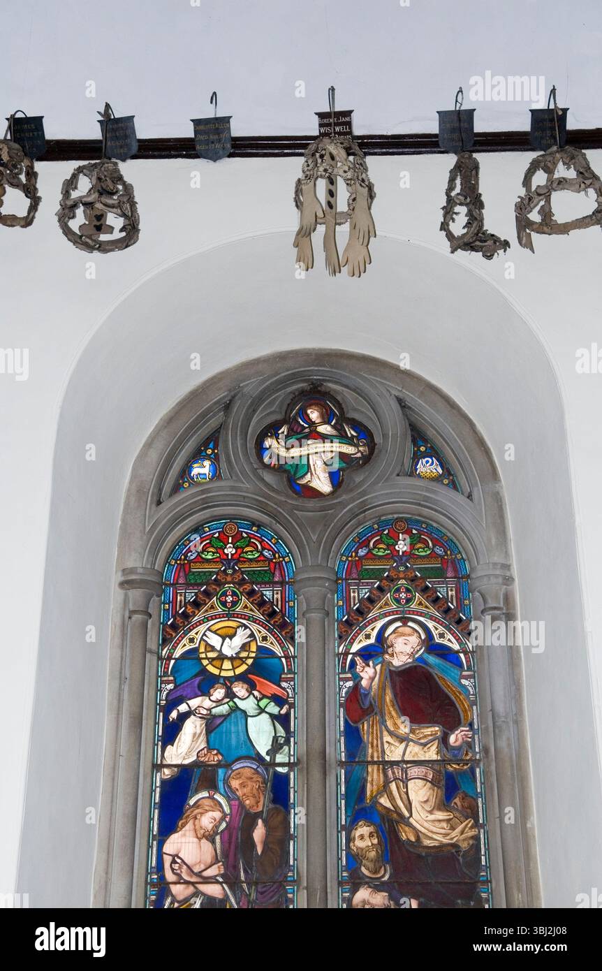 Couronnes Vierges guirlandes et ou chapelets suspendus dans l'église de St Mary la Vierge, Abbotts Ann, Andover, Hampshire Angleterre des années 2011 2010 Royaume-Uni HOMER SYKES Banque D'Images