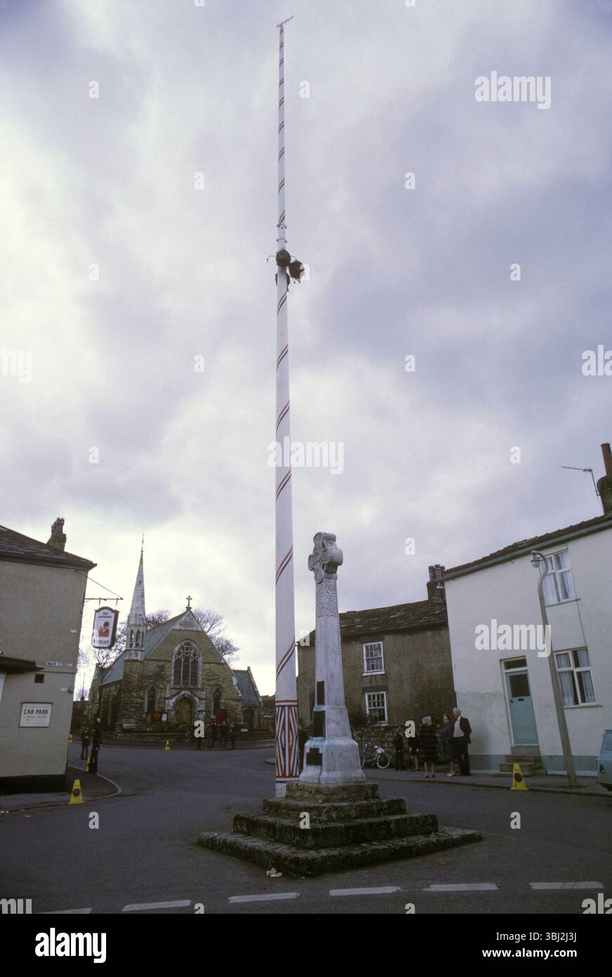 Maypole UK. Barwick à Elmet le Maypole en bois de 86 pieds de long peint et réparé debout dans le centre du village.Barwick à Elmet, West Yorkshire, Angleterre 1972 Royaume-Uni des années 1970 HOMER SYKES Banque D'Images
