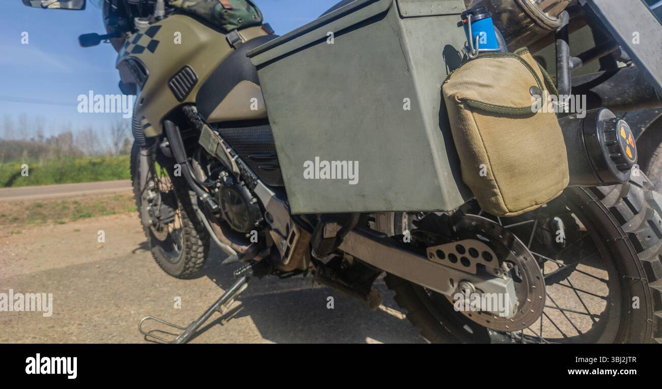 Moto hors route costumée militaire. Vue arrière Banque D'Images