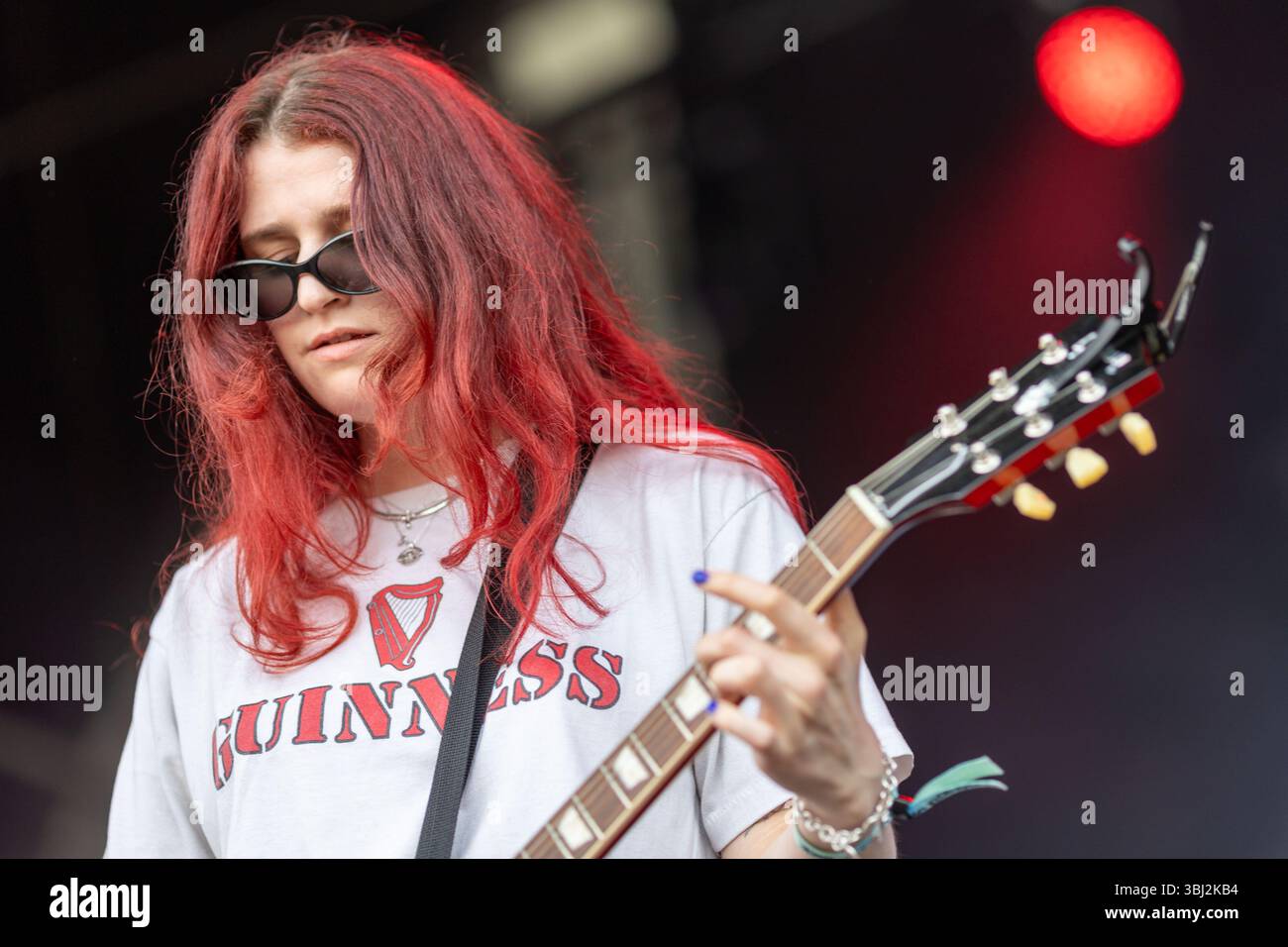 Porto, Portugal. 12 juin 2025. Allegra Weingarten de The American Band, Momma se produit en direct pendant Primavera Sound Porto 2025 au Parque da Cidade. L'événement, connu pour sa composition diversifiée et sa foule dynamique, réunit les amateurs de musique pour une expérience inoubliable. Crédit : SOPA images Limited/Alamy Live News Banque D'Images