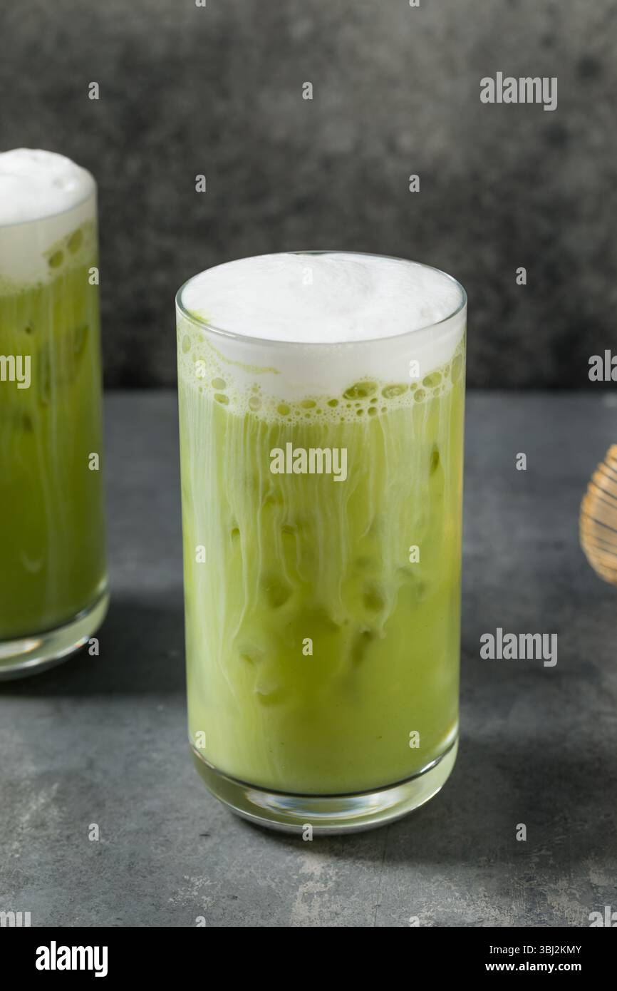 Matcha glacé maison avec crème de mousse froide dans un verre Banque D'Images