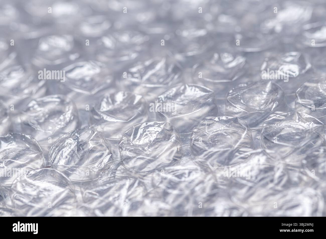 Photo macro à bulles avec mise au point sélective. C'est un matériau plastique transparent pliable avec des bulles d'air utilisé pour emballer des articles fragiles. Close-u Banque D'Images Photo macro à bulles avec mise au point sélective. C'est un matériau plastique transparent pliable avec des bulles d'air utilisé pour emballer des articles fragiles. Close-u Banque D'Images