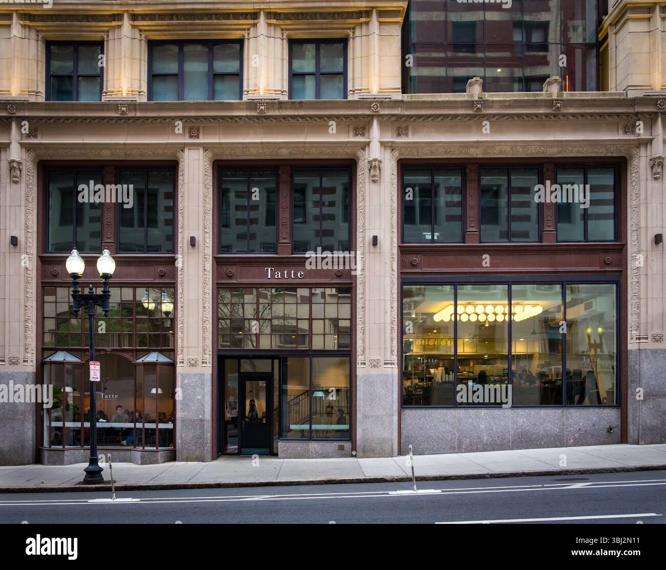 Massachusetts, USA, 9 juin 2025, vue de Tatte, une boulangerie et un café sur Boylston Street à Boston Banque D'Images