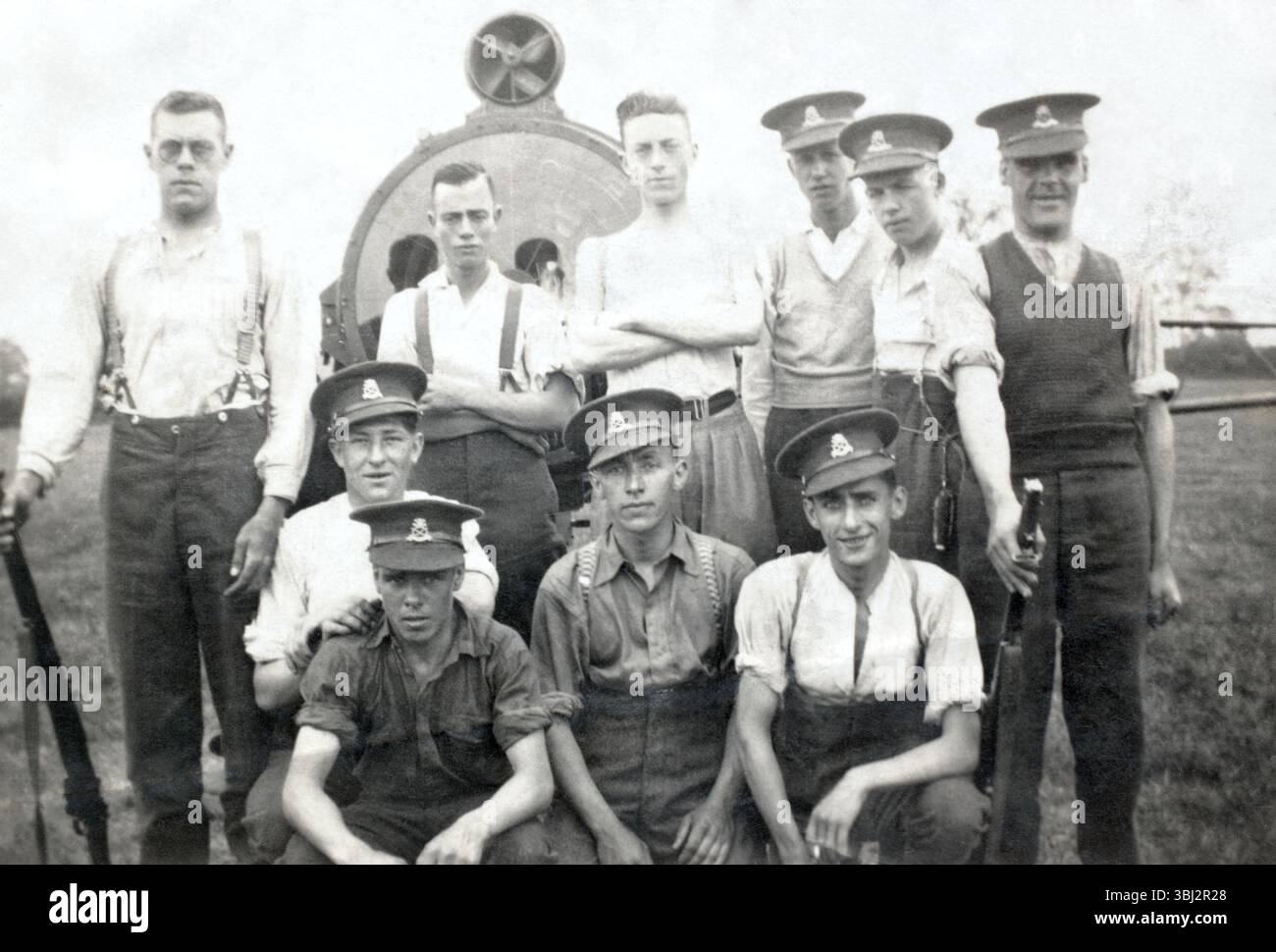 Soldats de l'armée territoriale du 41st (5th North Staffordshire Regiment) bataillon antiaérien, Royal Engineers, avec leur projecteur, vers 1939. Banque D'Images