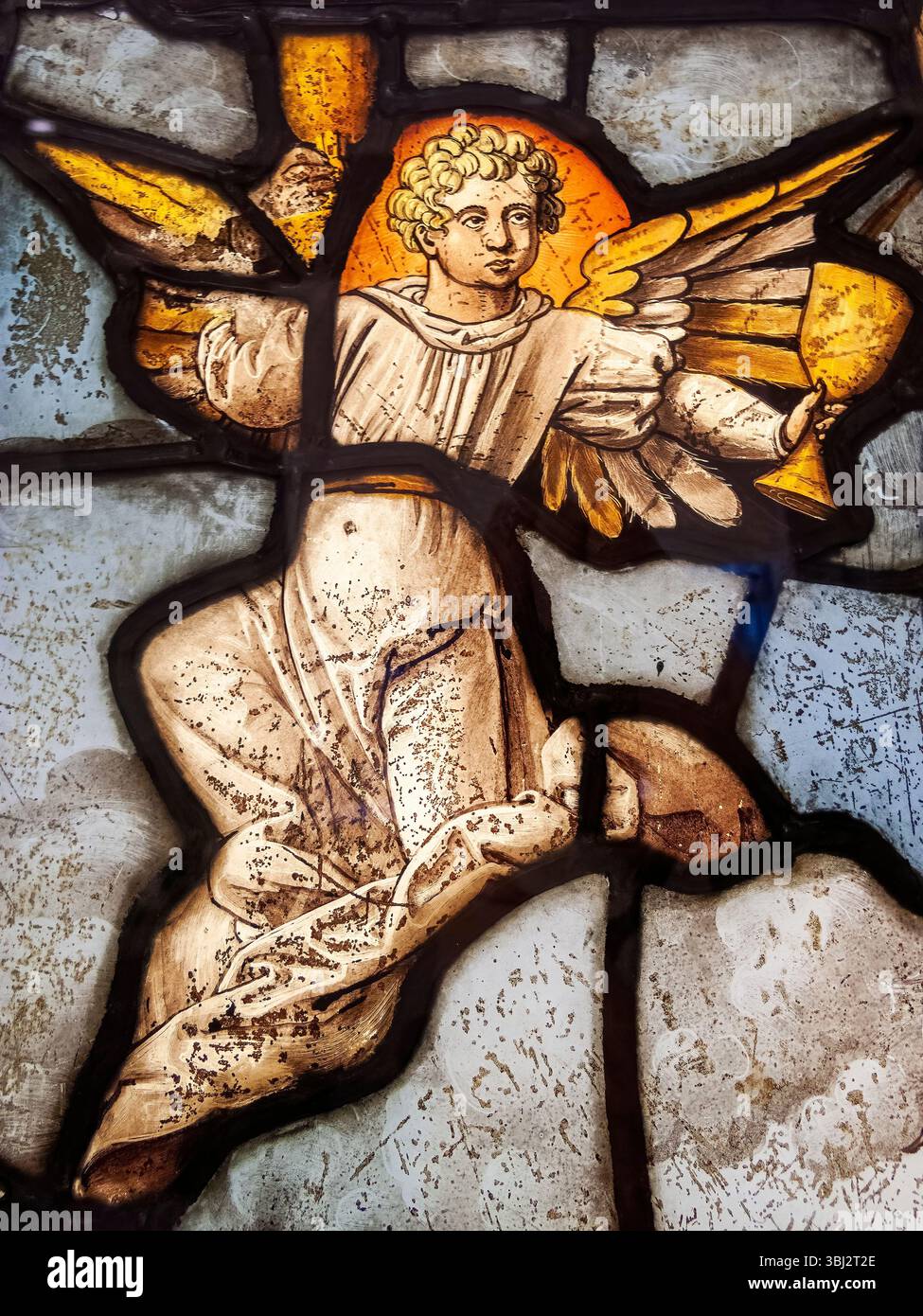 Un ange tenant le Saint Graal à la Crucifixion du Christ montré dans une image sur un panneau de vitrail médiéval du XVIe siècle, Christ religieux Banque D'Images
