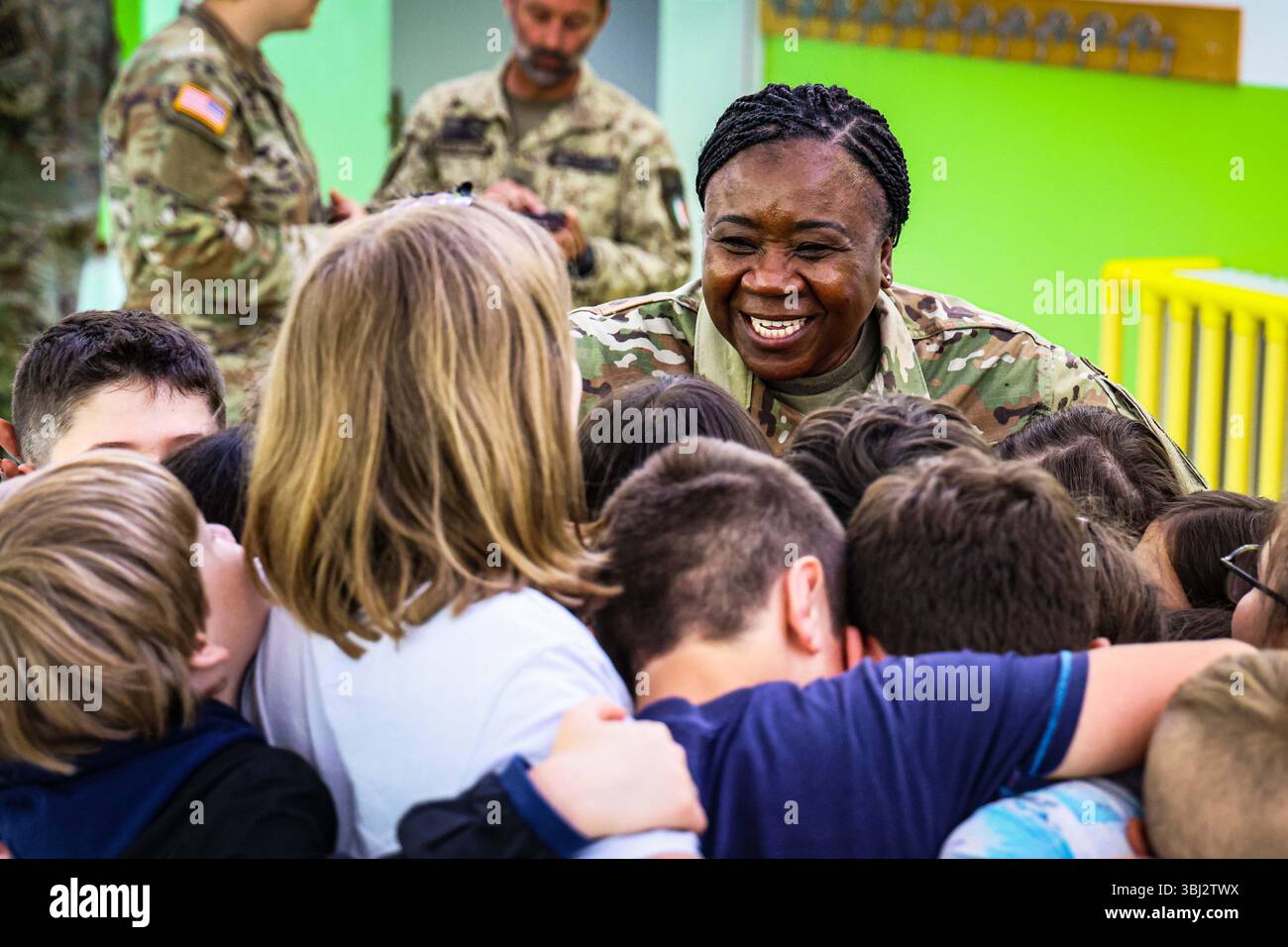 4 juin 2025 - Vicence, Italie - le Sgt Major Shanett Robinson, chef de la Force opérationnelle sud-européenne de l'armée américaine, Afrique (SETAF-AF), accueille des élèves lors d'une visite à l'école primaire de Tonezza Del Cimone, Vicence, Italie, le 4 juin 2025. Trois soldats de l'armée américaine affectés à la Force opérationnelle d'Europe du Sud, Afrique (SETAF-AF), ont rejoint le Major Marco Valerio de l'armée italienne pour visiter la Scuola Primaria A. Fogazzaro di Tonezza Del Cimone le 4 juin 2025. Aux côtés du maire Franco Bertagnoli, ils ont offert des jeux éducatifs en anglais comme cadeaux à la primaire Banque D'Images