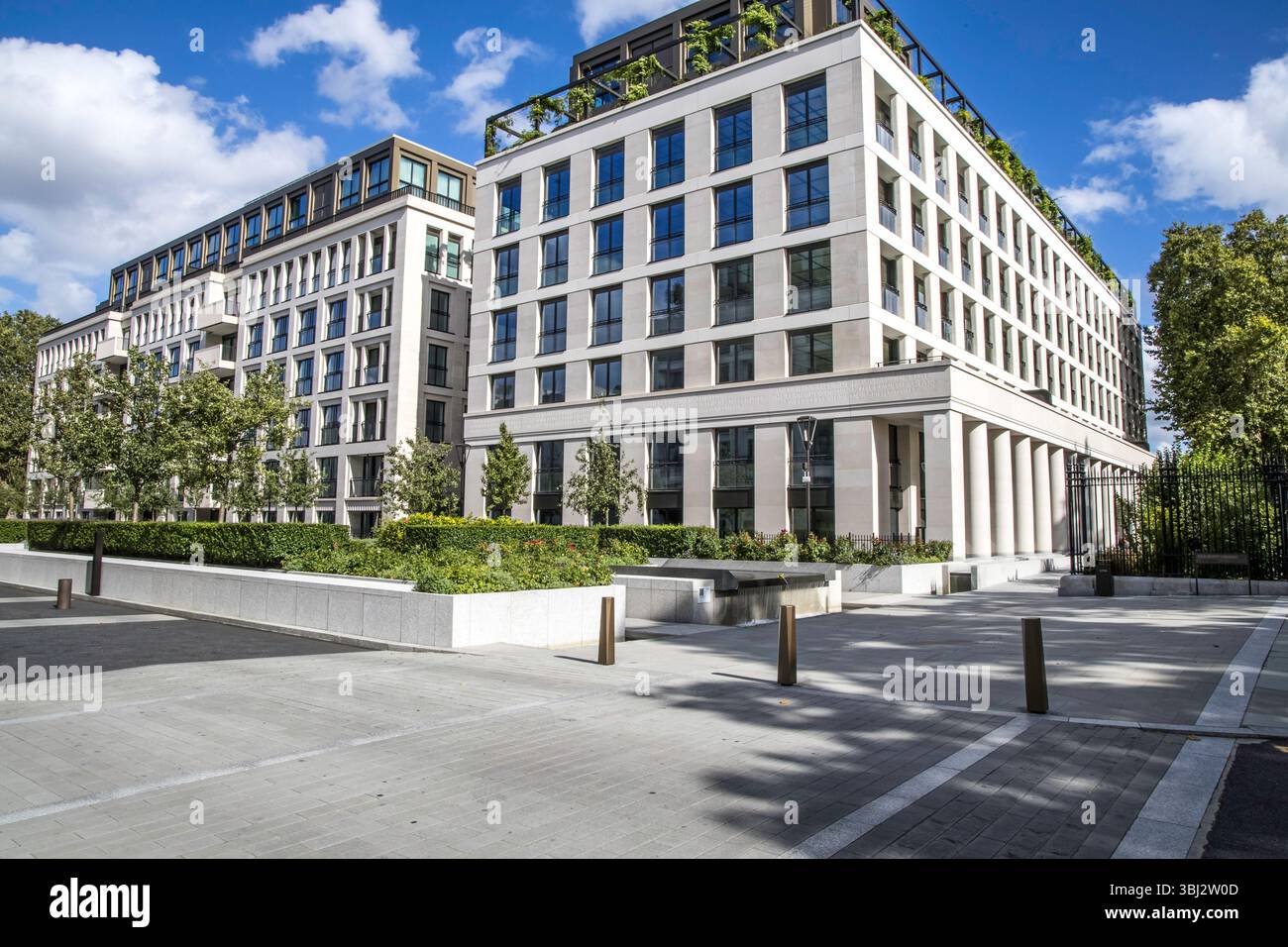 Londres, Royaume-Uni- 6 août 2023 : Mulberry Square Chelsea Barracks nouveaux immeubles d'appartements haut de gamme. Banque D'Images