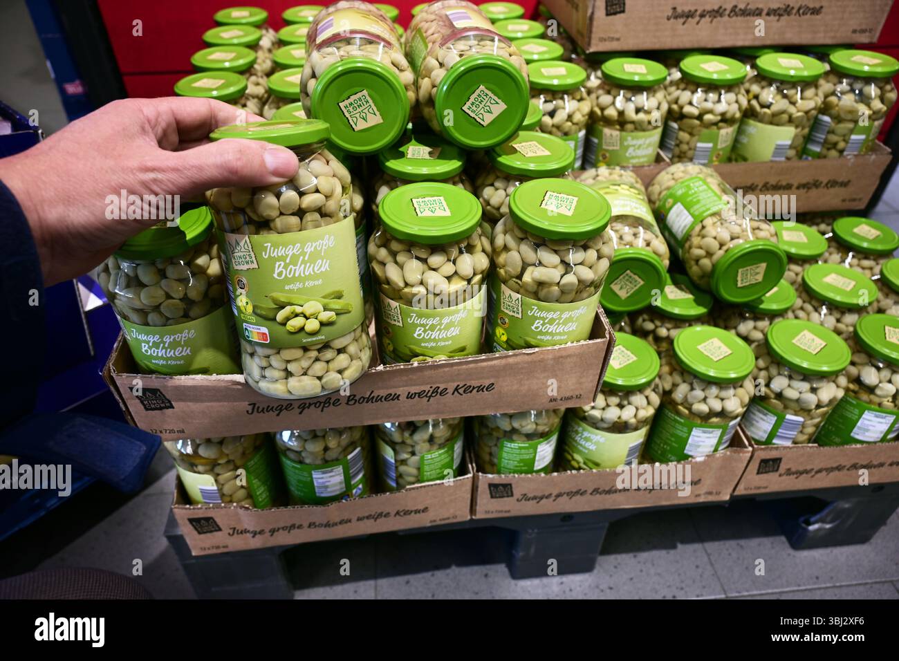 Pot en verre fèves dans une épicerie Banque D'Images