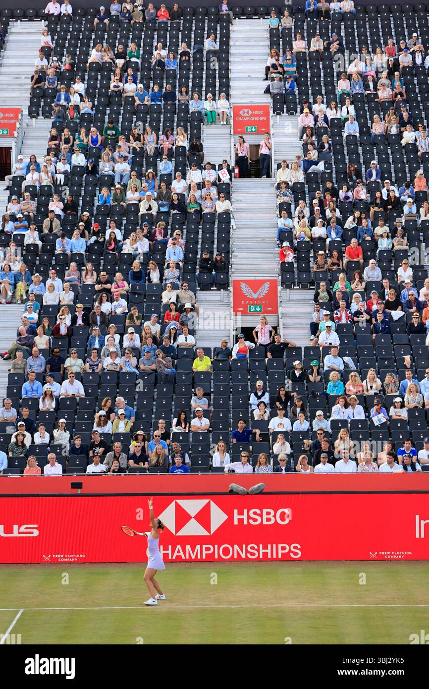 12 juin 2025 ; Championnats HSBC, Queen's Club, West Kensington, Londres, Angleterre : HSBC Womens Championships Queens Club, jour 4 ; Qinwen Zhang (CHN) sert à McCartney Kessier (États-Unis) Banque D'Images