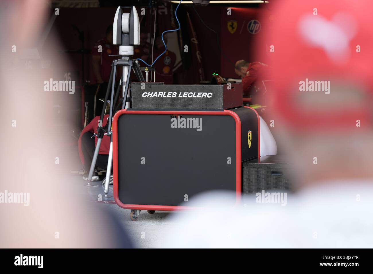 Montréal, Québec, Canada – 12 juin 2025 : vue rapprochée du poste de travail du garage Ferrari labellisé « Charles Leclerc » avant le Grand Prix du Canada de formule 1 au circuit Gilles-Villeneuve. Banque D'Images