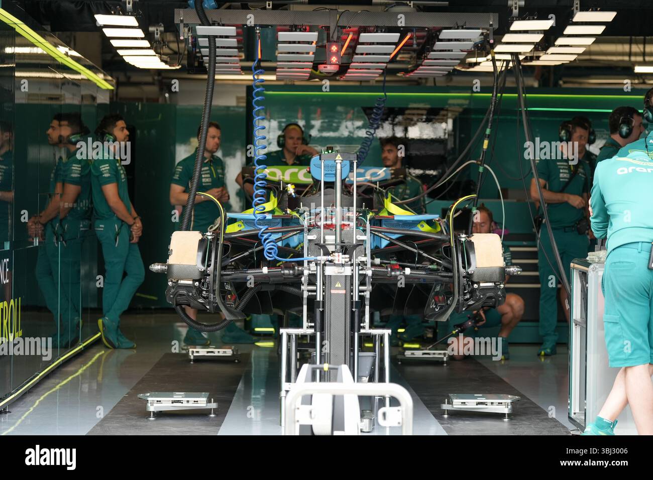 Montréal, Québec, Canada – 12 juin 2025 : les mécaniciens de l’écurie de formule 1 Aston Martin Aramco travaillent sur la F1 de lance Stroll dans le garage de l’écurie du circuit Gilles-Villeneuve. Banque D'Images