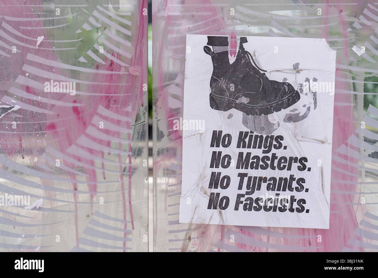 Seattle, Washington, États-Unis. 12 juin 2025. Des graffitis anti-GLACE et anti-Trump couvrent un abri de bus à l'extérieur du bâtiment fédéral Henry M. Jackson à Seattle, Washington, États-Unis, le jeudi 12 juin, 2025. le graffiti a été fait la nuit précédente lors d'une manifestation contre les raids DE GLACE et la position dure de l'administration Trump sur l'immigration. (Crédit image : © M. Scott Brauer/ZUMA Press Wire) USAGE ÉDITORIAL SEULEMENT ! Non destiné à UN USAGE commercial ! Banque D'Images