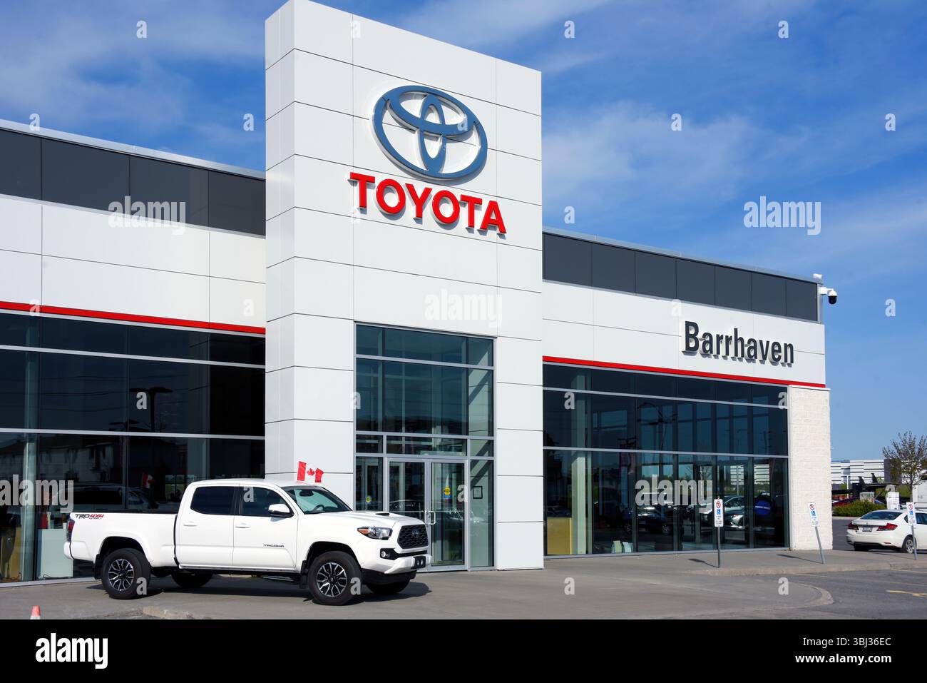 Ottawa, Canada - 13 mai 2025 : concessionnaire Toyota Myers Barrhaven à Barrhaven, avec un camion Tacoma exposé. Toyota Motor Corporation est une japonaise Banque D'Images