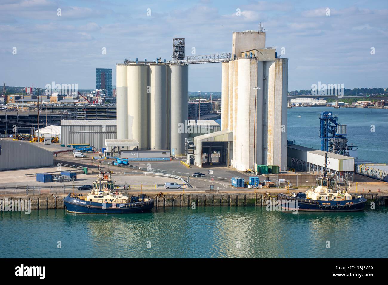 Silos à céréales Frontier Agriculture au port de Southampton, Southampton, Hampshire, Angleterre, Royaume-Uni Banque D'Images