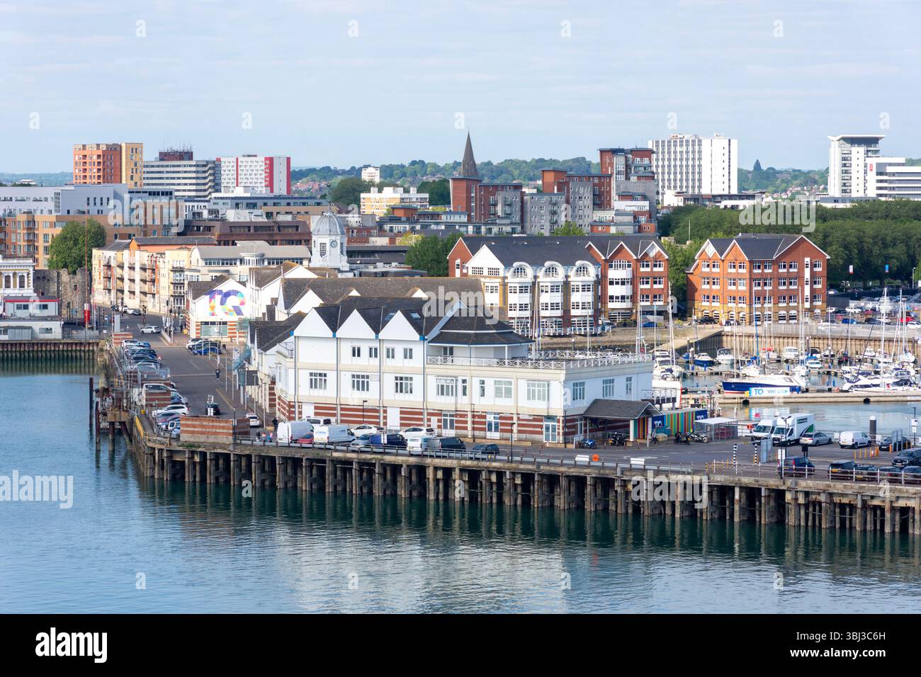ABP Town Quay Marina et vue sur la ville depuis River test, Port of Southampton, Southampton, Hampshire, Angleterre, Royaume-Uni Banque D'Images