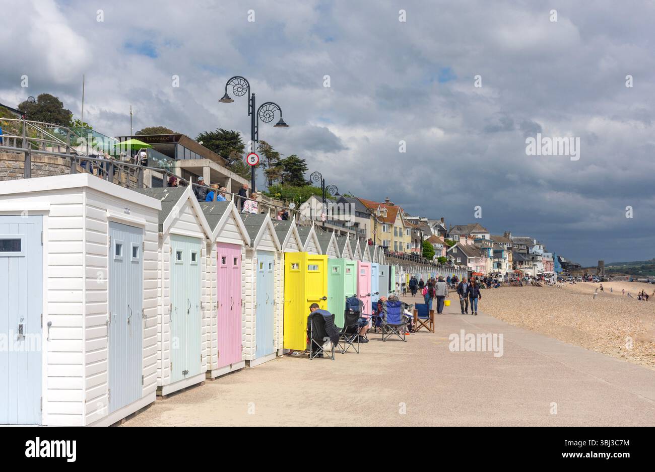 Cabanes de plage colorées, Marine Parade, Sandy Beach, Lyme Regis, Dorset, Angleterre, Royaume-Uni Banque D'Images