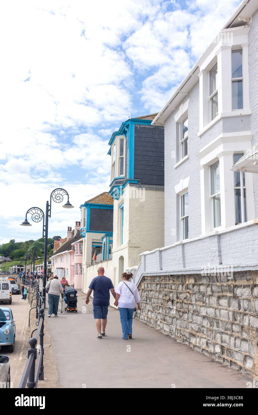 Cottages colorés, Marine Parade, Sandy Beach, Lyme Regis, Dorset, Angleterre, Royaume-Uni Banque D'Images