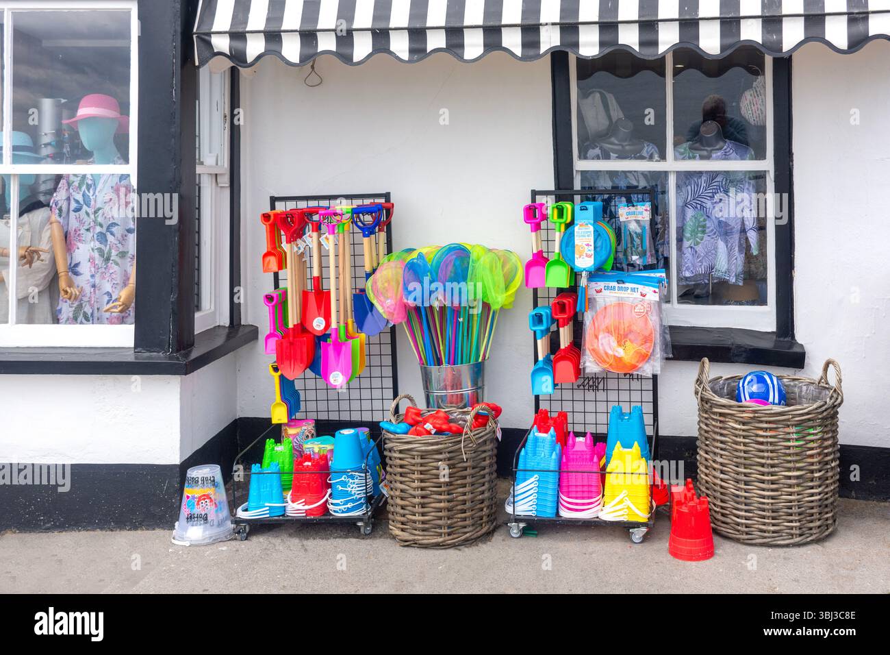 Plage Spade, seau et net affichage à l'extérieur de la boutique, Marine Parade, Sandy Beach, Lyme Regis, Dorset, Angleterre, Royaume-Uni Banque D'Images