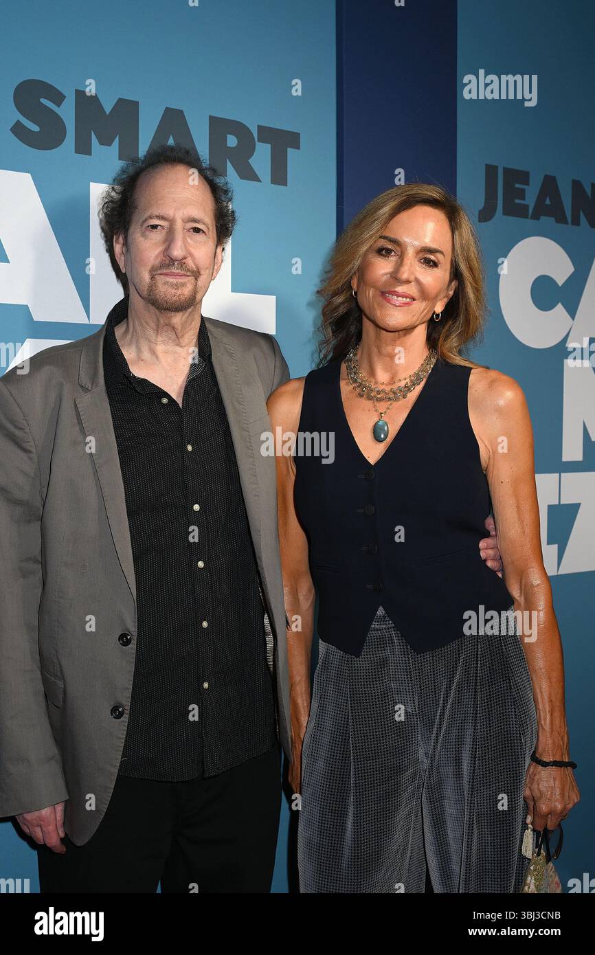 Michael Wolff et sa femme Polly Draper assistent à la soirée d'ouverture de 'Call me Izzy' Broadway le 12 juin 2025 au Studio 54 à New York, New York, États-Unis. Robin Platzer/ Twin images/ Credit : Sipa USA/Alamy Live News Banque D'Images