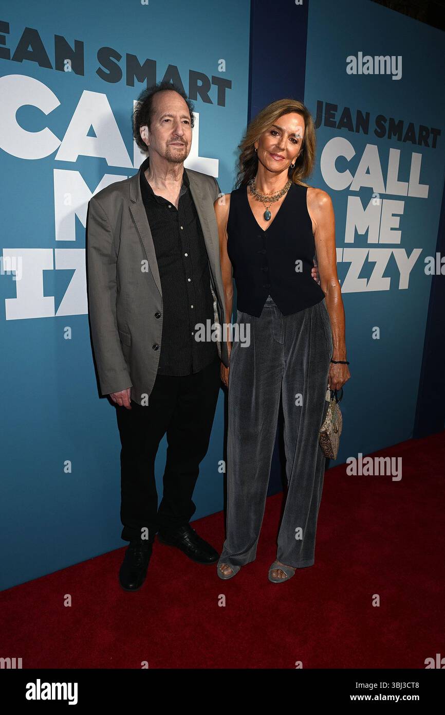 Michael Wolff et sa femme Polly Draper assistent à la soirée d'ouverture de 'Call me Izzy' Broadway le 12 juin 2025 au Studio 54 à New York, New York, États-Unis. Robin Platzer/ Twin images/ Credit : Sipa USA/Alamy Live News Banque D'Images