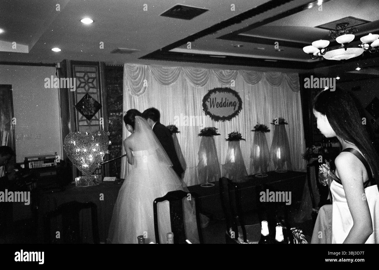 Scène de réception de mariage de Pékin de la fin des années 2000, photo documentaire noir et blanc Banque D'Images