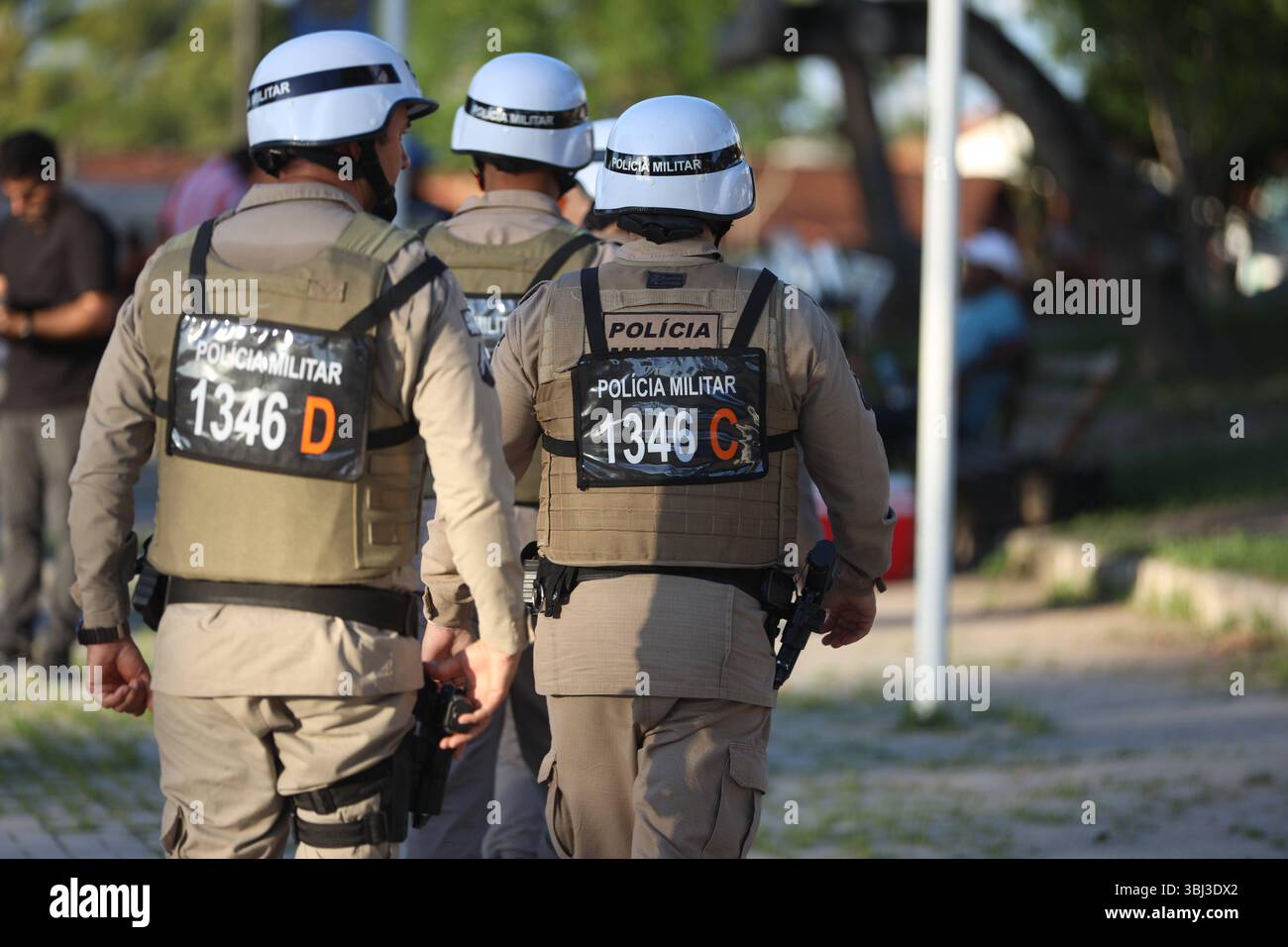 La police militaire lors d'un carnaval de rue à Bahia feira de santana, bahia, brésil - 27 avril 2025 : des agents de la police militaire de Bahia assurent la sécurité des fêtards lors d'une micareta dans la ville de Feira de Santana. FEIRA DE SANTANA BAHIA BRÉSIL COPYRIGHT : XJOAXSOUZAX 270425JOA296 Banque D'Images