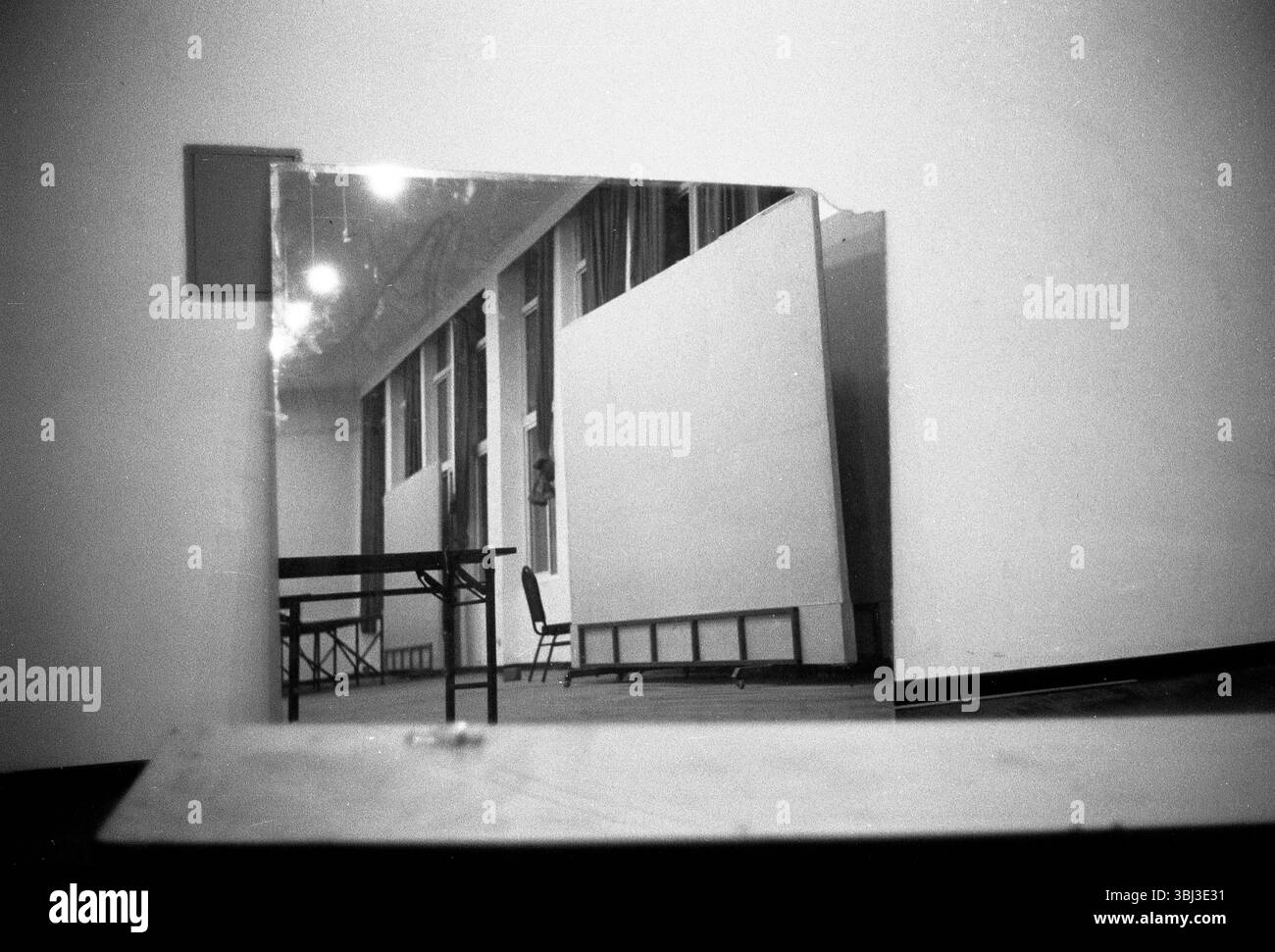 Miroir reflet de l'intérieur vide avec table de ping-pong, photo minimaliste noir et blanc Banque D'Images
